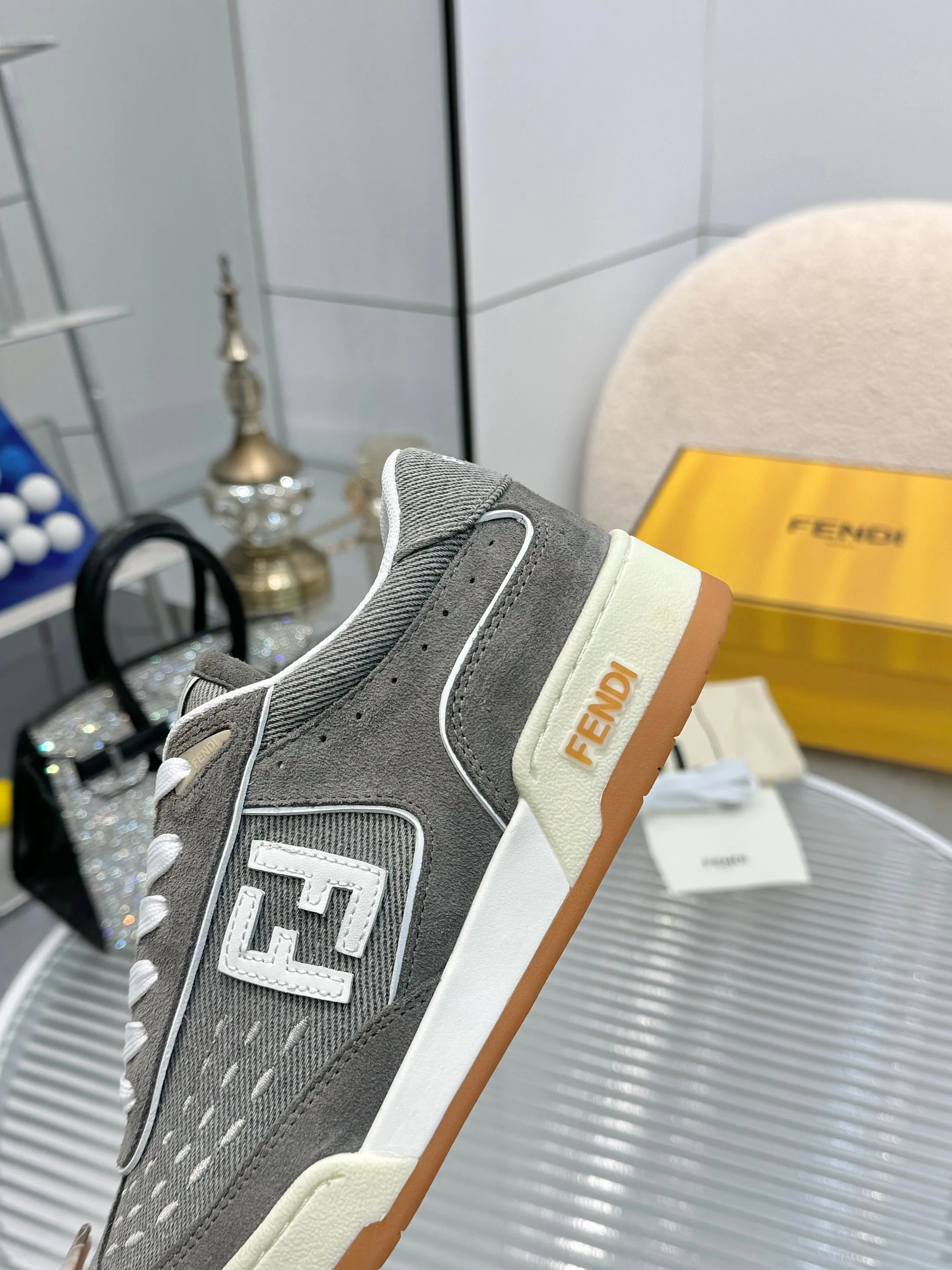 p620🐮🐮New❤Top super A version💯 Fendi Fendi 2025 New Year's King Explosive Style🔥 Many💑stars have the same style FD match. Original purchase for RMB14440. One to one replica. Designer Kim Jones's first sneaker fendi match and Donkey brand Trainer basketball sneakers, fresh blood injection and FF retro design It combines fashion and super comfort. [Wise] Whoever doesn’t grab it will regret it [There are many shoe uppers on the market with different color matching and cut corners in workmanship. The color matching and craftsmanship of my shoe upper are absolutely the same as the genuine products at the counter. Welcome to compare. Feet: Mesh injection molding pads 🎯 Soles: Please look for the original molded multi-color TPU outsole (❌ non-rubber sole) 🎯 Size: Female 35-41 Male 38-45 🎯 Packaging: Original 1:1 matching high-end packaging 🎁